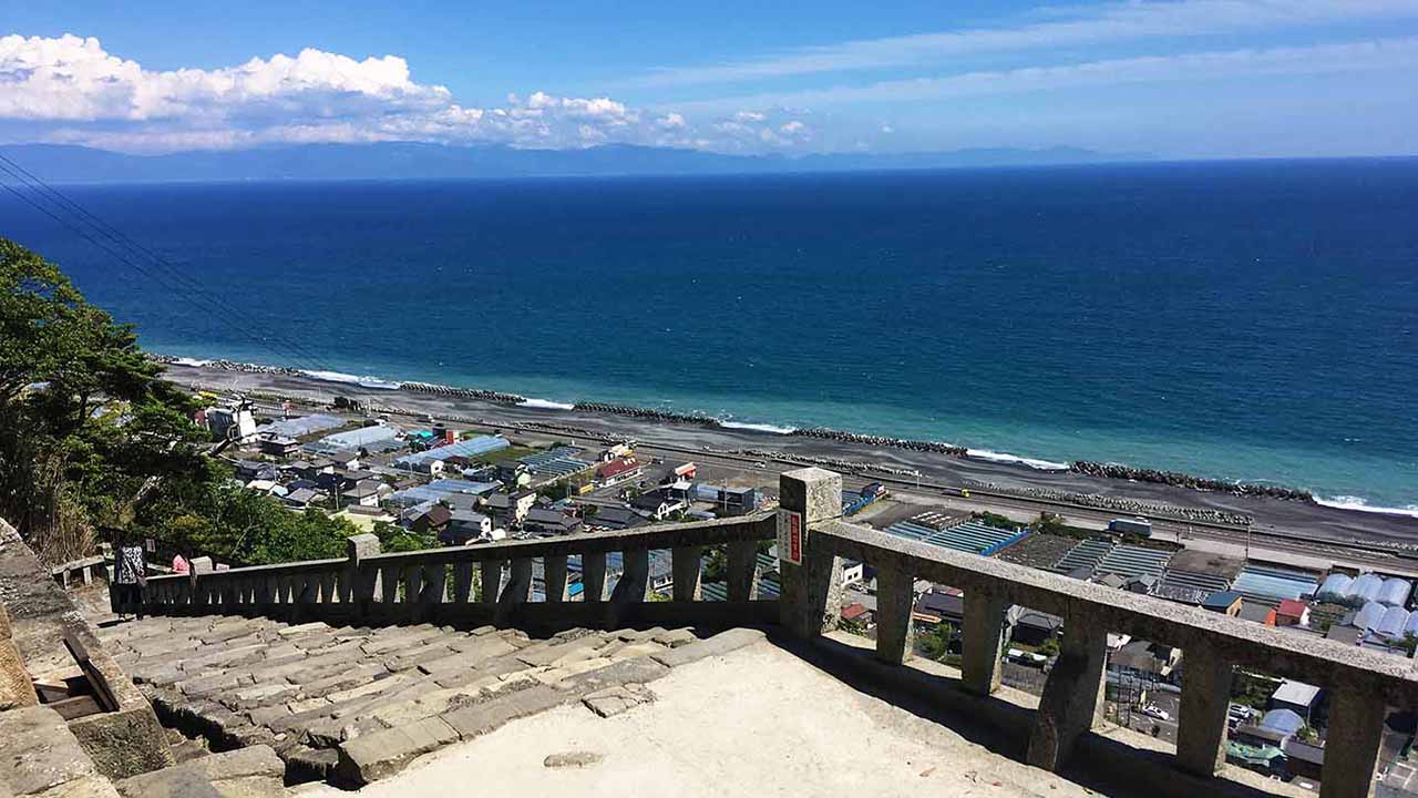 石段を登って日本一深い駿河湾を望む